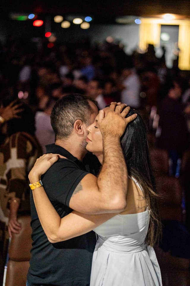 Casal se beijando no evento