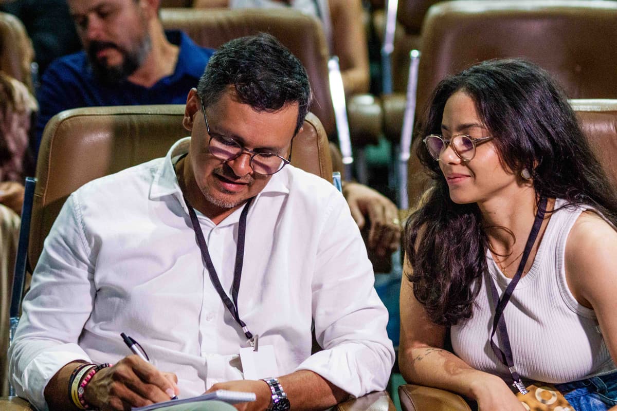 Casal anotando insights