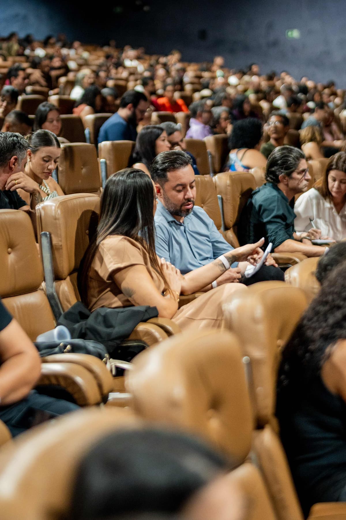 Participantes fazendo anotações