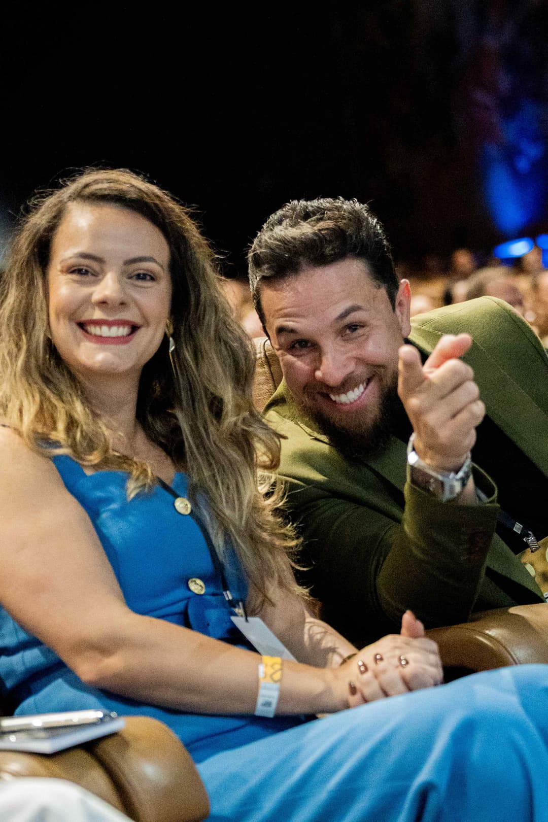 Casal feliz no evento